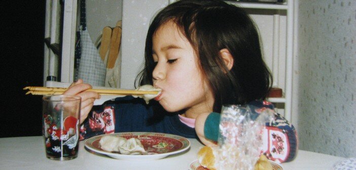 Zuhause zwischen Erinnerung und Moment Jiaozi zu Weihnachten, 1995 © Lin Hierse